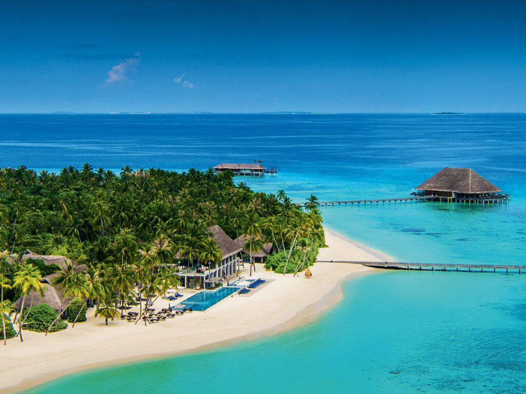 CATWALKS AND PARADISE - The Best Private Islands for Rent: A Guide to Exclusivity and Privacy